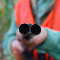 Jäger zielt mit seiner Waffe in die Kamera (Symbolbild)